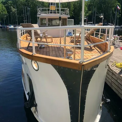 Красивое теплоход с зонтом на фоне природы на водоеме в солнечный день