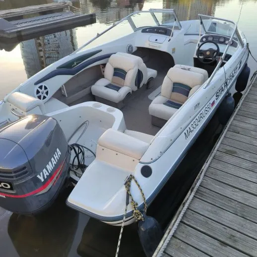 Регатный день на реке с моторной лодкой на причале в городе