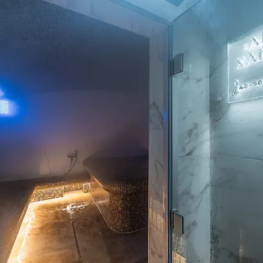 Внутри сауны на курорте, освещенной мягким светом, расположенной в спа-центре