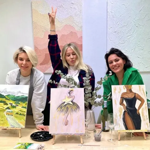 Творческая встреча художниц в студии на фоне картин и зелени