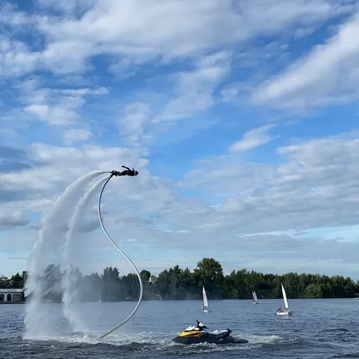 Подводные трюки на флайборде на живописном озере в солнечный день