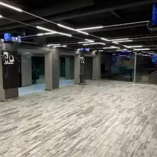 Просторный тренажерный зал с новейшим оборудованием и освещением для занятий и фитнеса