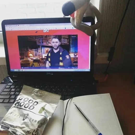 На рабочем столе: ноутбук с онлайн-квестом, блокнот и закуска для хорошего настроения