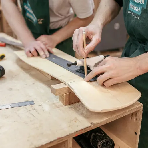 Работа с деревом в мастерской, создание декоративной поделки из фанеры с использованием инструментов и деталей