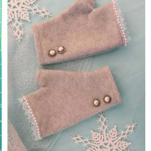 Тёплые рукавички из фетра с пуговками на голубом фоне и снежинками