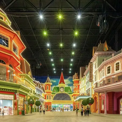 Яркая улица развлекательного комплекса с огнями в ночное время