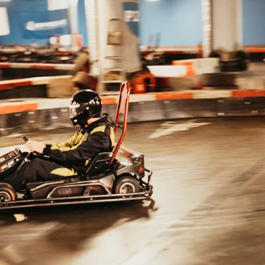 Экстремальные гонки на картингах в закрытом помещении, захватывающее соревнование в выходной день