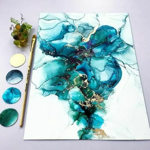 Абстрактная картина в бирюзовых оттенках с золотыми акцентами, написанная акварелью на белом фоне