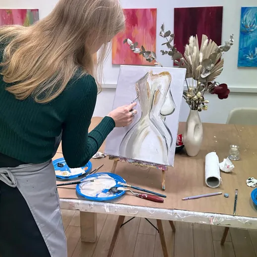 Художник создает живописное произведение на занятии в художественной студии во время вечернего занятия