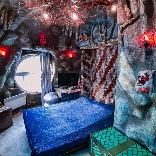 Уникальный номер в стиле пещеры с мягкой мебелью и атмосферным освещением