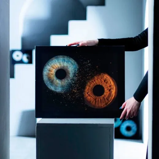 Выставка искусства с изображениями глаз в галерее в современном стиле