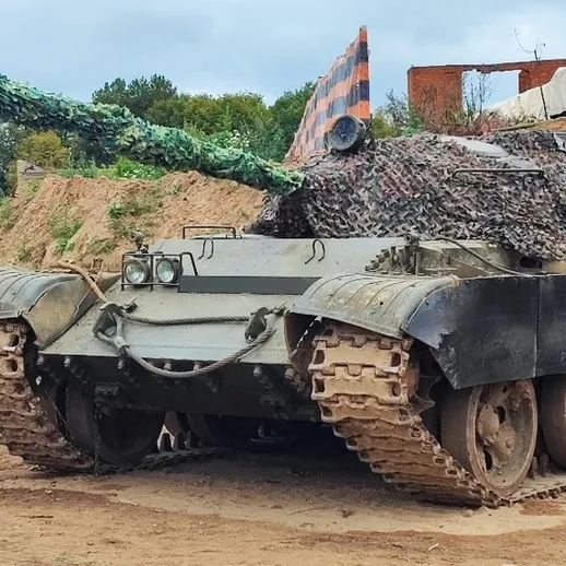 Танковая техника на полевом положении с маскировочной сеткой на танке