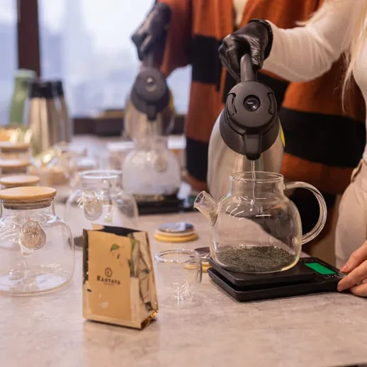 Приготовление чая с использованием современного оборудования в уютном кафе города