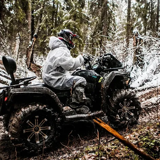 Квадроцикл на заснеженной тропе в лесу во время зимней поездки по труднопроходимой местности