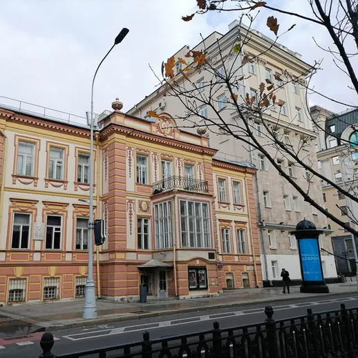 Исторический дом с ярким оформлением на улице в центре города в осенний день