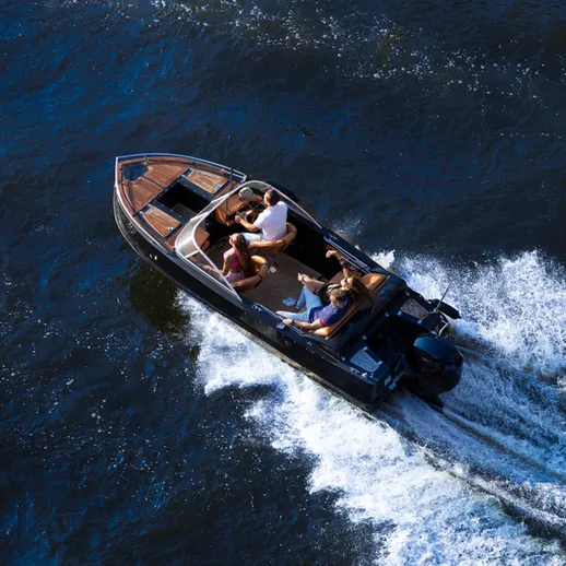 Группа людей наслаждается прогулкой на моторной лодке по реке в ясный солнечный день