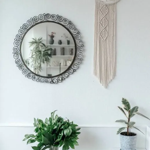 Зеркало с кружевной рамой и растениями в интерьере квартиры с декором в виде луны