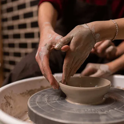 Контактные моменты в гончарном мастерстве на керамическом круге в уютной студии