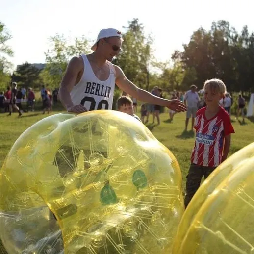Воскресный день в парке с забавами на газовых шарах для детей и взрослых
