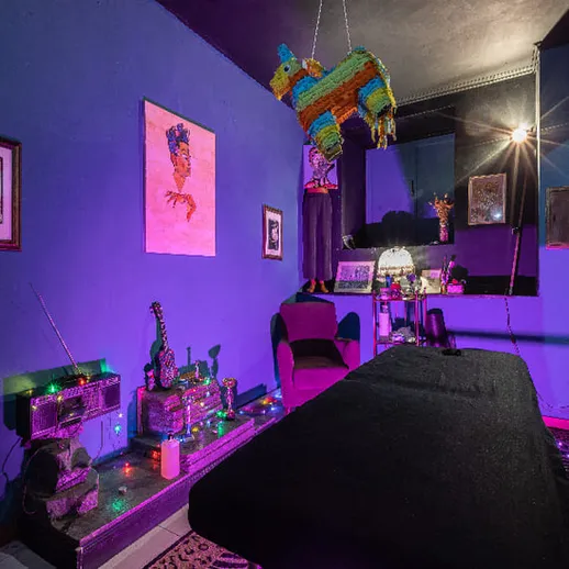 Ярко оформленная комната с фиолетовыми стенами, необычной пиратской игрушкой и уютной обстановкой