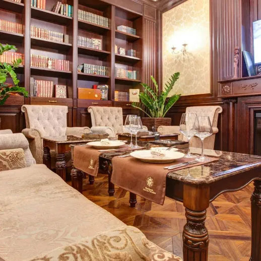 Уютный интерьер стильного зала для отдыха в гостинице с камином и телевизором