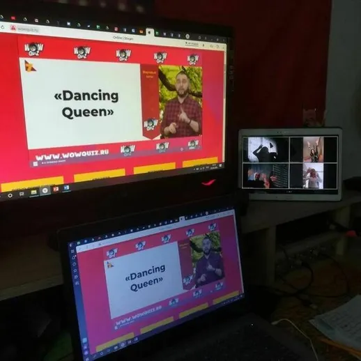 Виртуальное мероприятие с песней Dancing Queen: участники на видеозвонке в уютной домашней обстановке