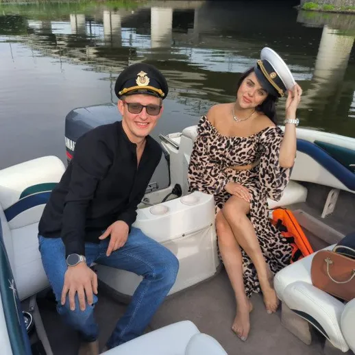 Мужчина и женщина на лодке у моста, время дня - день, речная вода вокруг