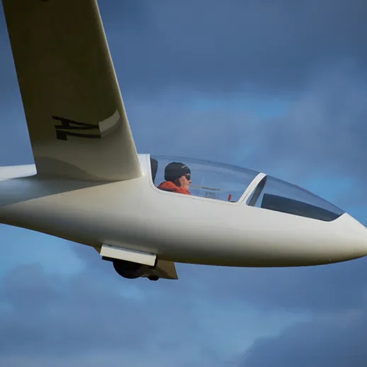 Полет планера над облаками с пилотом в красном комбинезоне в ясный день