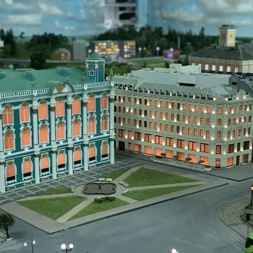 Модель здания Эрмитажа и других исторических сооружений в миниатюре в Санкт-Петербурге