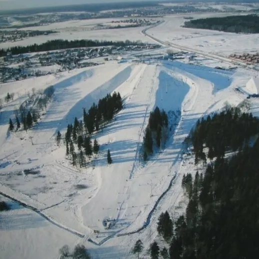 Зимний вид на снежный ландшафт с лесом и рекой, снятый с высоты в северном регионе России