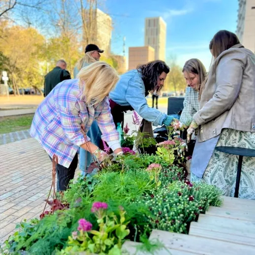 Участники общественного мероприятия по озеленению территории в городском парке весной
