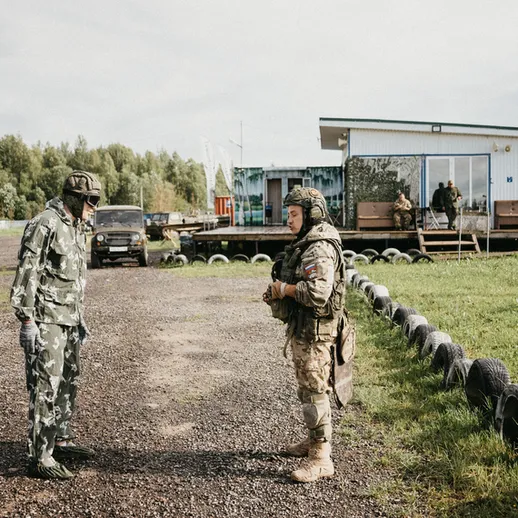 Военные в камуфляже общаются на базе в лесу в преддверии тренировок