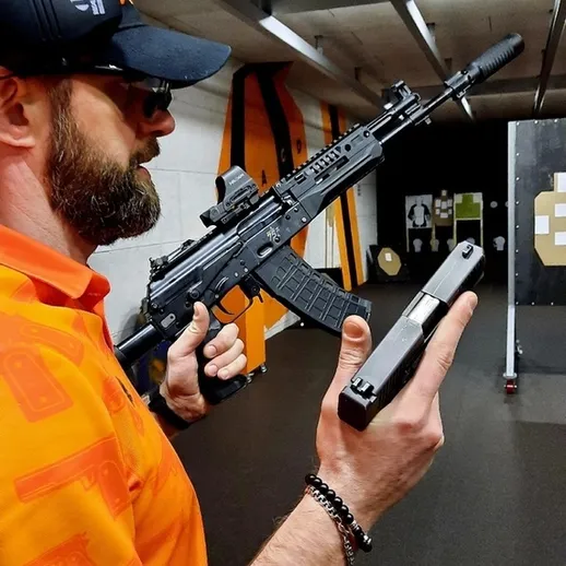 Тренировка стрельбы с автоматом и пистолетом на стрельбище в Москве