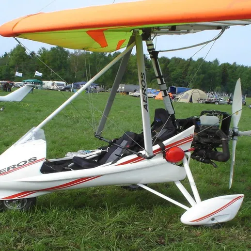 Лёгкий спортивный самолет на взлетной полосе в зеленом поле на авиационном фестивале