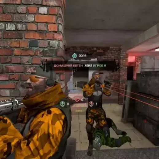 Игроки в тактическом бою в заброшенной городской местности с использованием огнестрельного оружия