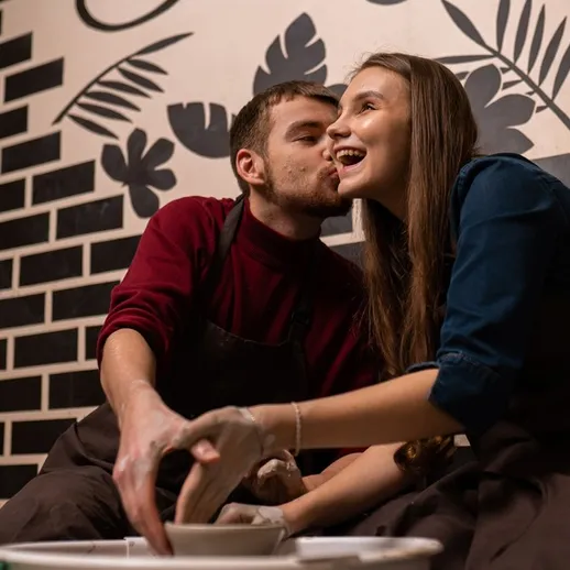 Урок гончарного искусства в уютной студии с парой, создающей уникальные изделия из глины