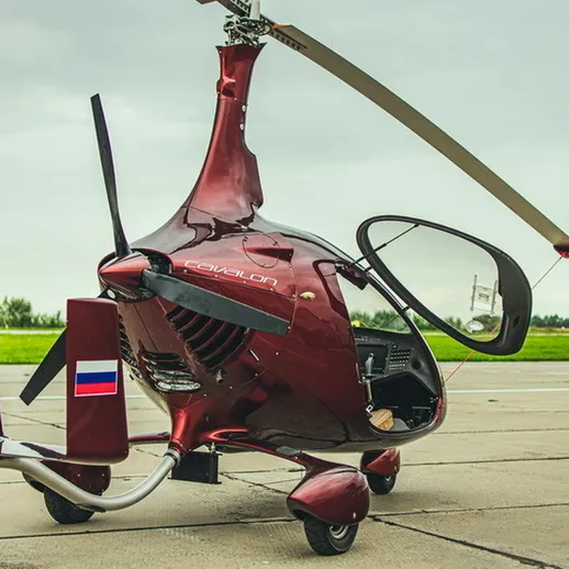 Модернизированный автожир на посадочной площадке в России в облачную погоду