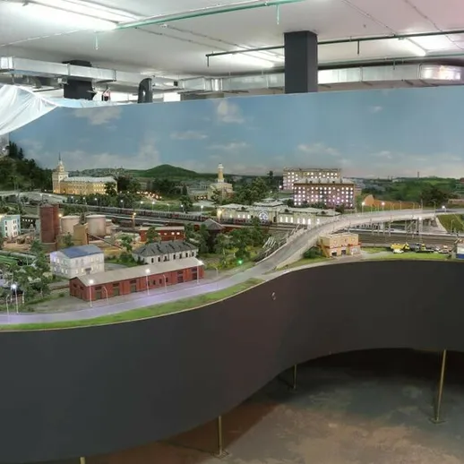 Модельный город с железной дорогой и красивыми зданиями на выставке в музее