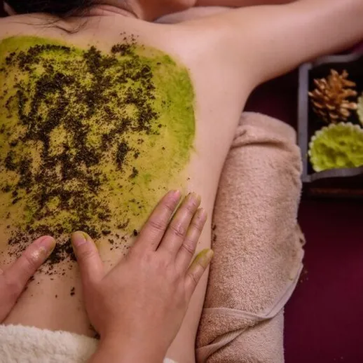 Процедура массаж с использованием травяной смеси в спа-салоне на расслабляющем отдыхе