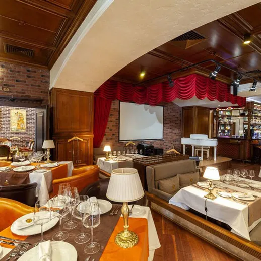 Уютный интерьер ресторана с эффектным освещением и стильной мебелью, расположенного в центре города