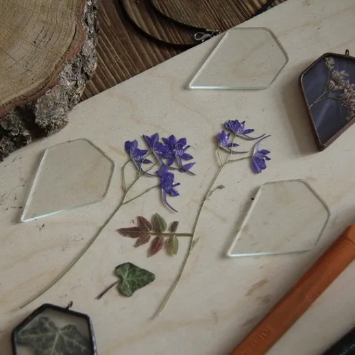 Изготовление украшений из засушенных цветов на деревянном столе в творческой мастерской