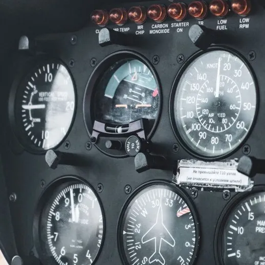 Приборная панель вертолета с показателями высоты и скорости в солнечный день