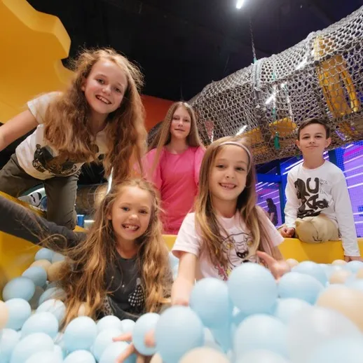 Дети наслаждаются игрой в шариковом бассейне в развлекательном центре в Москве, весна 2023 года