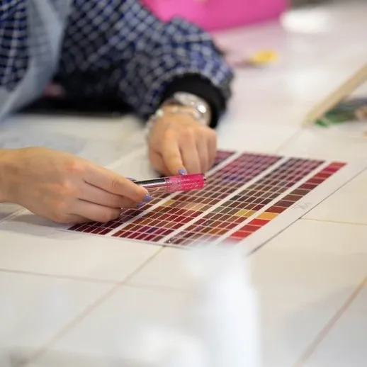 Выбор цвета для маникюра на занятии по нейл-арту в студии красоты