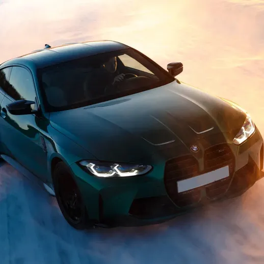 Спортивный автомобиль на снежной трассе во время зимних гонок