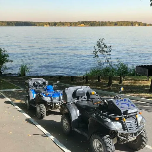 Квадроциклы рядом с озером в солнечный день ранней осенью
