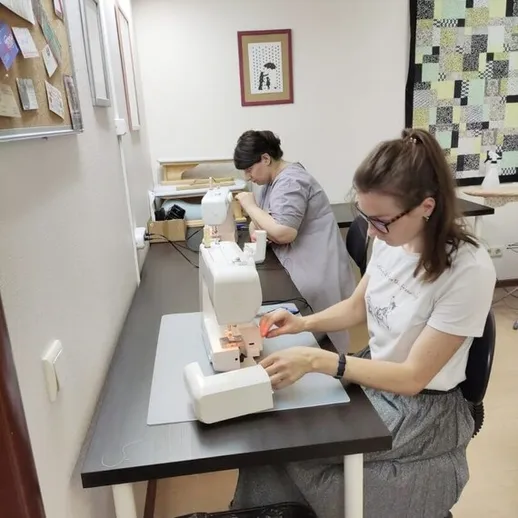 Занятия по шитью в студии с мастер-классом для новичков и опытных радельцев в уютной обстановке