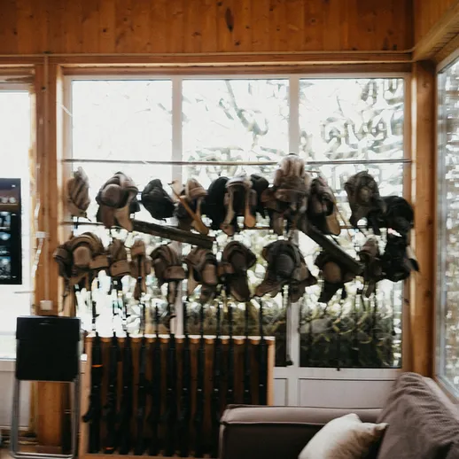 Место для отдыха с уютными шляпами и зимним декором в деревянном доме на фоне снегопада