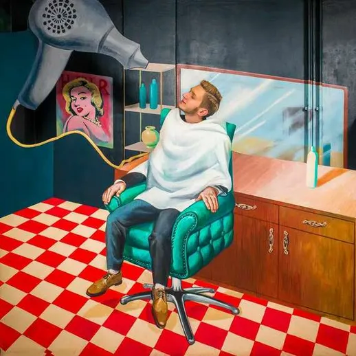Мужчина в парикмахерской под сушкой для волос в уютной атмосфере с ретро-элементами и красной шахматной плиткой