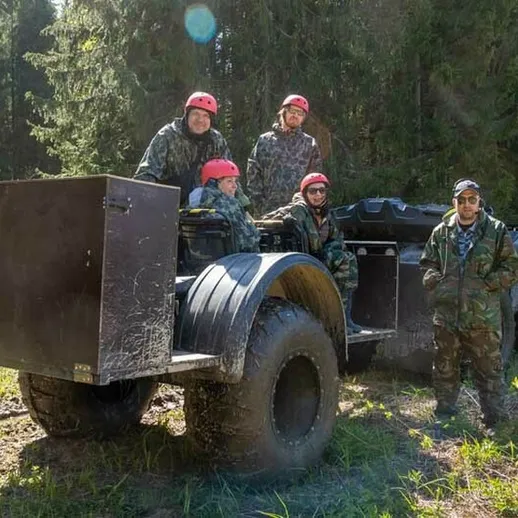 Экстремальное путешествие группы военных на внедорожнике в лесу в солнечный день